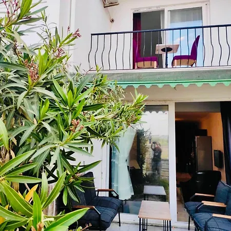 Havalimanina Ve Denize Yakin Havuzlu Triplex ホテル 4*