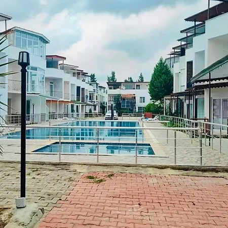 Havalimanina Ve Denize Yakin Havuzlu Triplex 4*